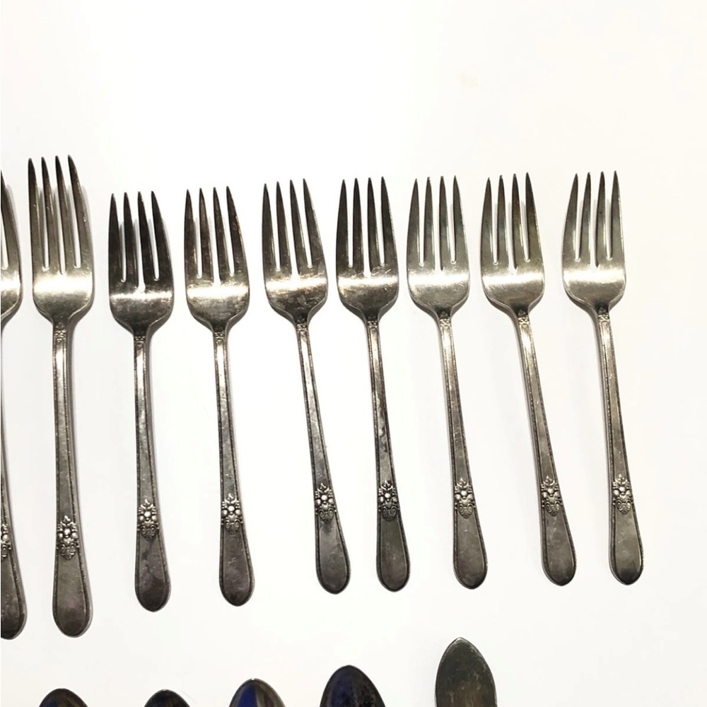 1847 Rogers Bros Is Adoration Vintage Silver Plate Silverware Set of 47 pieces - Picture 4 of 13
